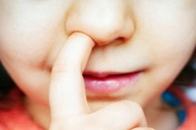 Thói quen ngoáy mũi liên quan thế nào đến bệnh Alzheimer?