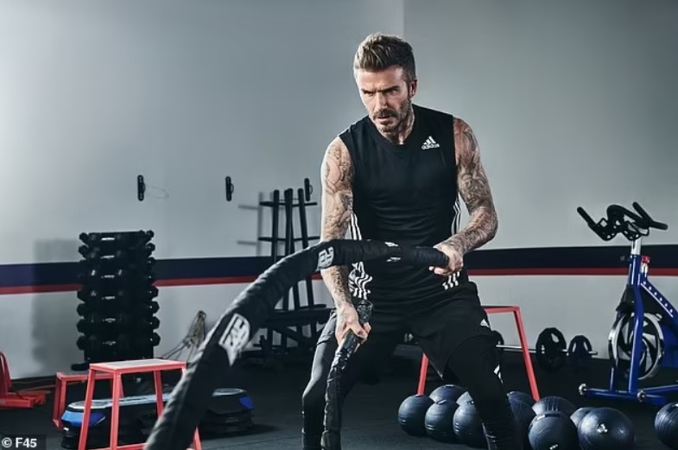 David Beckham vẫn là nam thần phòng tập ở tuổi U50 - 3 David Beckham vẫn là nam thần phòng tập ở tuổi U50 - 3