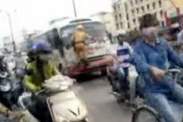 Hà Nội: CSGT lại bám cần gạt nước để chặn xe khách