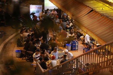 Tái diễn tình trạng lòng lề đường bị lấn chiếm làm quán nhậu, bãi giữ xe