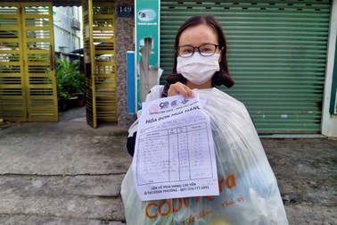 TPHCM: "Ai ở đâu ở yên đó", 20% số người dân được đi chợ hộ