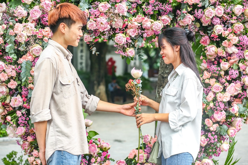 Hàng nghìn bông hoa sen và lời yêu thương được trao lan tỏa nhân mùa Vu Lan - 4 Hàng nghìn bông hoa sen và lời yêu thương được trao lan tỏa nhân mùa Vu Lan - 4