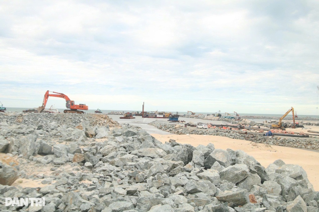 Thủ tướng thị sát dự án sân bay, cao tốc, cảng biển ở Quảng Trị - 4 Thủ tướng thị sát dự án sân bay, cao tốc, cảng biển ở Quảng Trị - 4