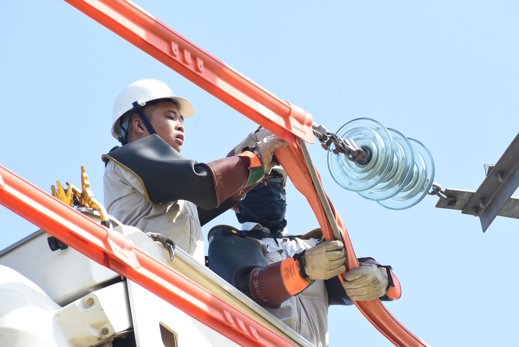 Nghề sửa điện nóng tại EVNHANOI - 8 Nghề sửa điện nóng tại EVNHANOI - 8