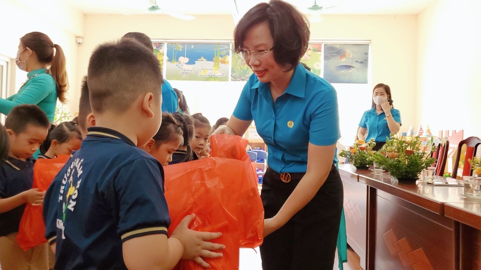 Chú trọng tới năng suất lao động ngay từ việc chăm sóc tốt con công nhân - 1 Chú trọng tới năng suất lao động ngay từ việc chăm sóc tốt con công nhân - 1