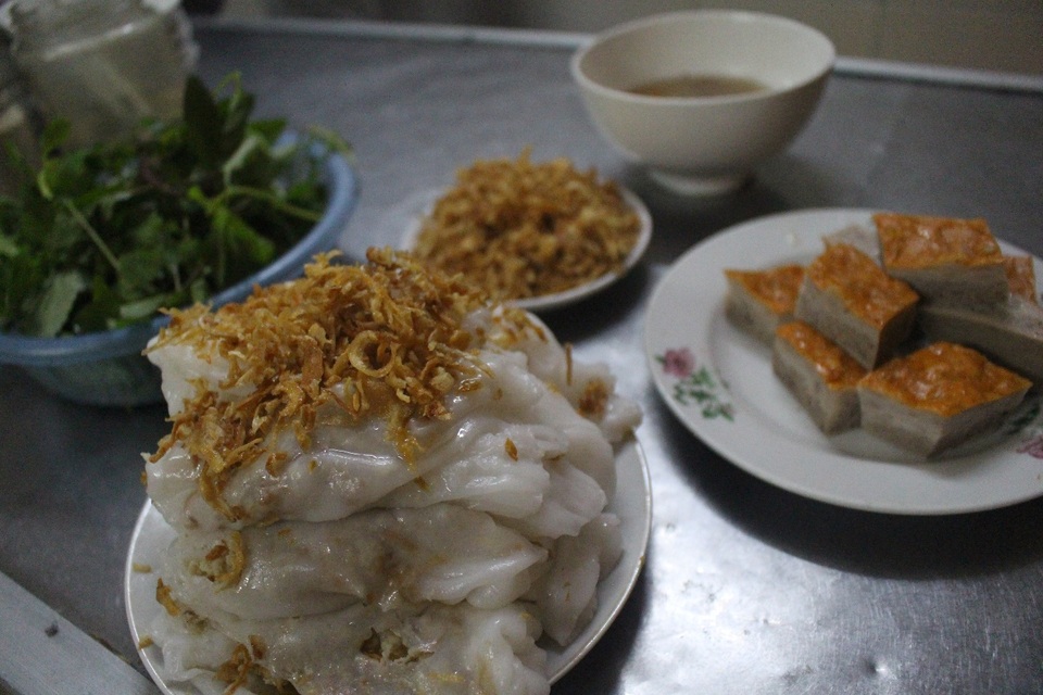 Hàng bánh cuốn kỳ lạ nhất Hà Nội: không biển hiệu, chỉ mở bán lúc nửa đêm - 5 Hàng bánh cuốn kỳ lạ nhất Hà Nội: không biển hiệu, chỉ mở bán lúc nửa đêm - 5