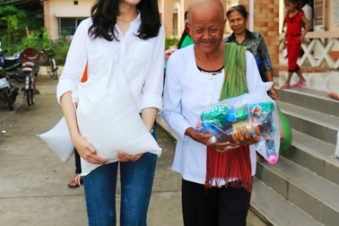Hoa hậu Đại Dương và Á khôi Nam bộ trao quà cho bà con Khmer nghèo