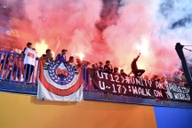 Đội nhà bị loại khỏi giải U17 châu Á, cổ động viên Thái Lan đốt pháo sáng