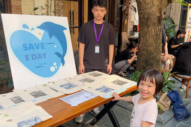 4 bạn trẻ tổ chức hoạt động hướng tới trẻ em ngoài đảo xa