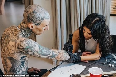 Kourtney Kardashian tự tay xăm lên người bạn trai