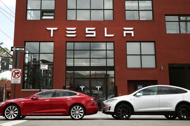 Tesla không muốn bỏ tính năng tự lái Autopilot trên xe