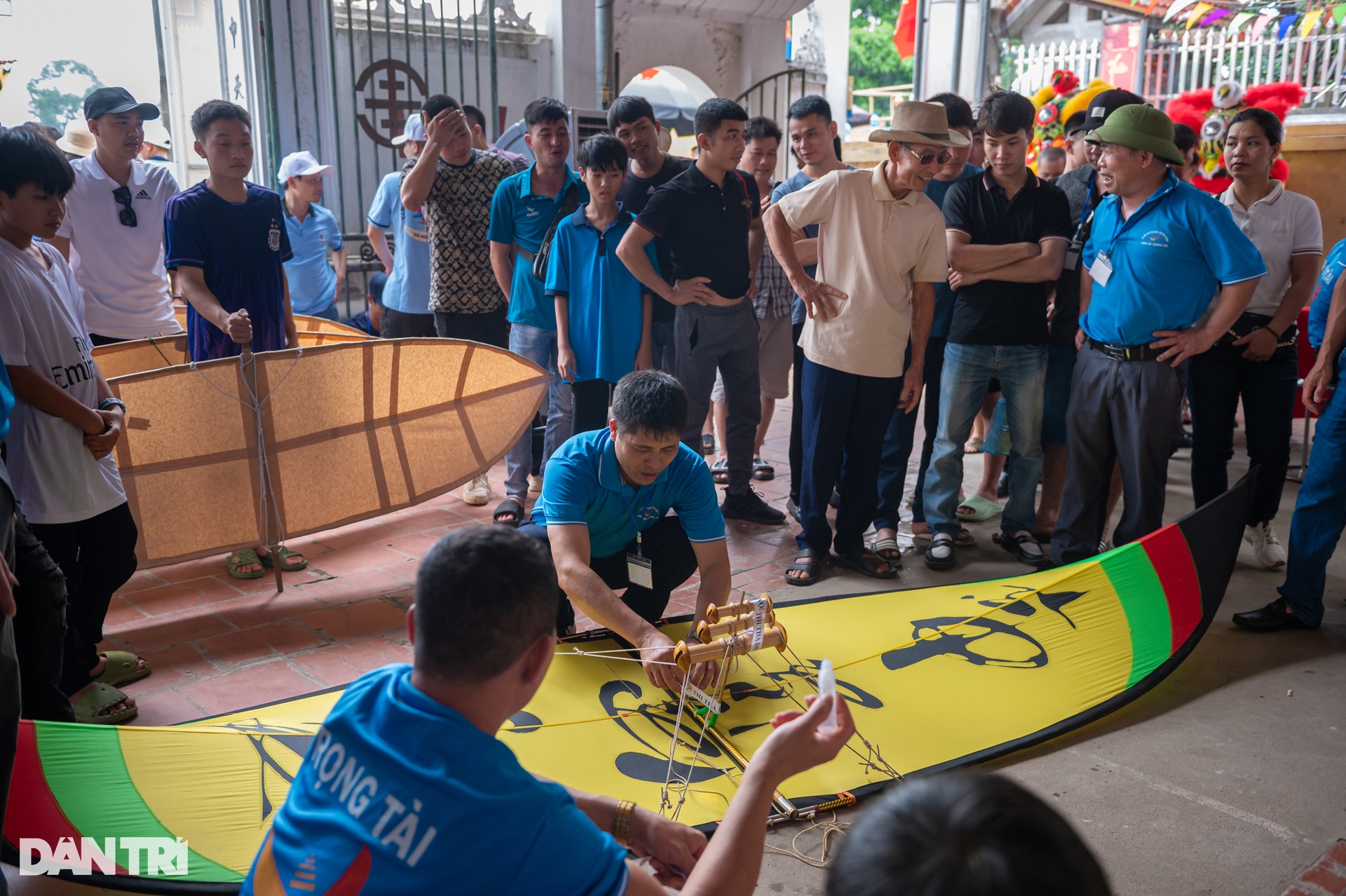 Những cánh diều khủng dài 4m ở hội thi làng Bá Dương Nội - 2 Những cánh diều khủng dài 4m ở hội thi làng Bá Dương Nội - 2