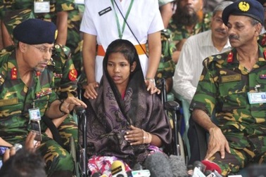 Nữ công nhân bị vùi lấp 17 ngày sống sót nhờ bánh quy