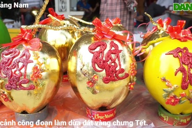 Cận cảnh công đoạn làm dừa dát vàng chưng Tết