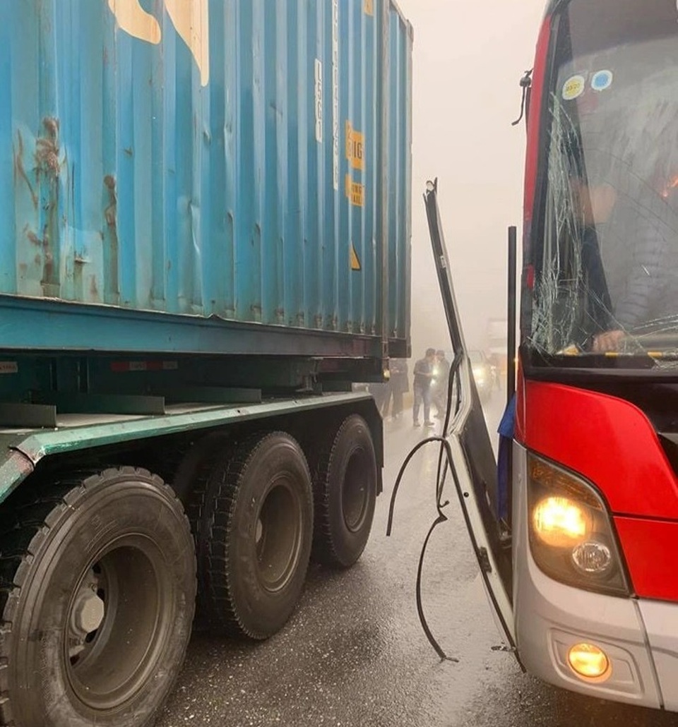 Thực hư chuyện xe container dìu xe khách đổ đèo mất phanh, cứu hàng chục người - 1 Thực hư chuyện xe container dìu xe khách đổ đèo mất phanh, cứu hàng chục người - 1