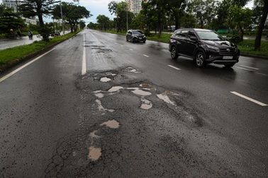 Đường Nguyễn Văn Linh xuống cấp, mặt đường lởm chởm "ổ gà"