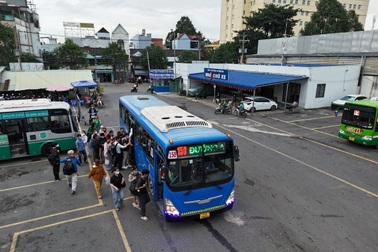 Nghỉ làm, trễ học vì tuyến buýt 150 ở TPHCM cắt lộ trình