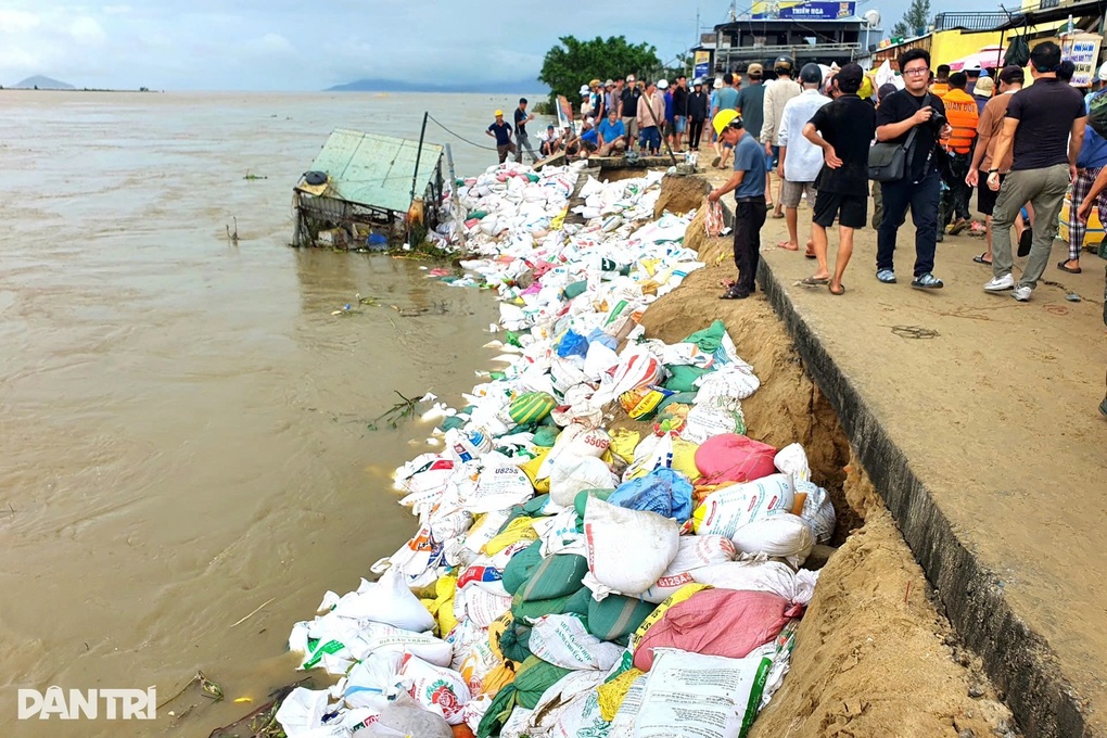 Hai anh Tây nói tiếng Việt, cùng dân vá bờ kè sạt lở ở Đà Nẵng gây sốt - 2 Hai anh Tây nói tiếng Việt, cùng dân vá bờ kè sạt lở ở Đà Nẵng gây sốt - 2