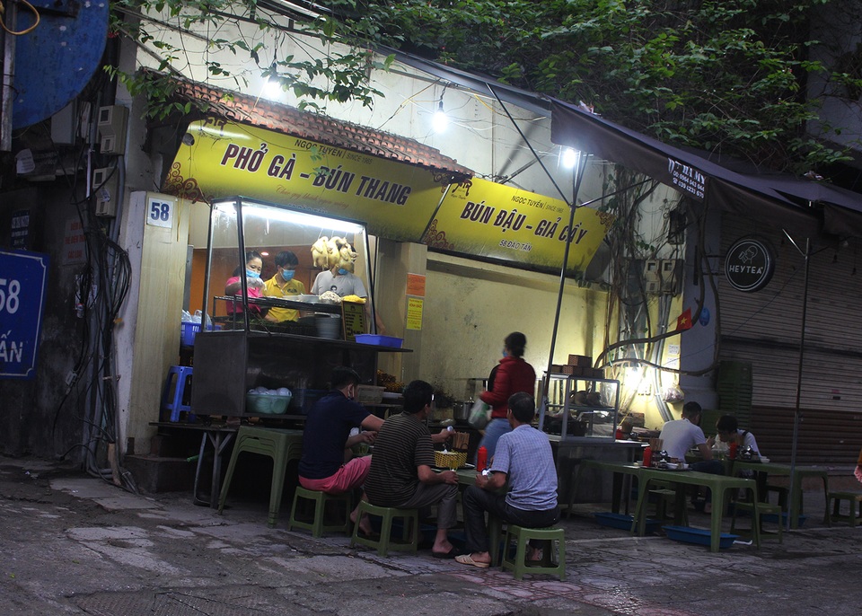 Lác đác quán hàng mở cửa trong ngày đầu Hà Nội dừng cách ly xã hội - 2 Lác đác quán hàng mở cửa trong ngày đầu Hà Nội dừng cách ly xã hội - 2