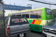 Xếp hàng 10 tiếng mới đi đến cổng trung tâm đăng kiểm