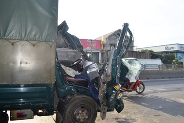 Đâm đuôi xe tải, vợ tử vong, chồng bị thương