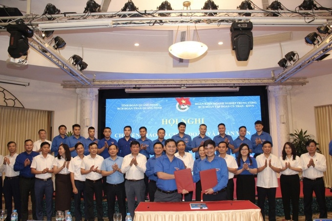 Hai tổ chức đoàn ký bàn giao các cơ sở đoàn