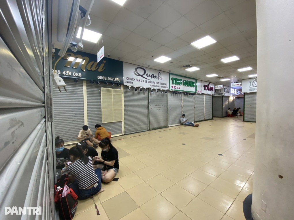 Tiểu thương chợ thời trang lớn nhất TPHCM đồng loạt đóng sạp - 1 Tiểu thương chợ thời trang lớn nhất TPHCM đồng loạt đóng sạp - 1