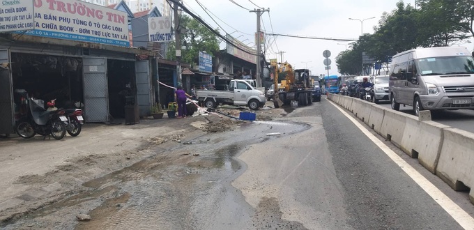 TP.HCM: Hố tử thần rộng 2 mét bất ngờ xuất hiện trong nhà dân do sự cố vỡ đường ống nước - Ảnh 5. TP.HCM: Hố tử thần rộng 2 mét bất ngờ xuất hiện trong nhà dân do sự cố vỡ đường ống nước - Ảnh 5.