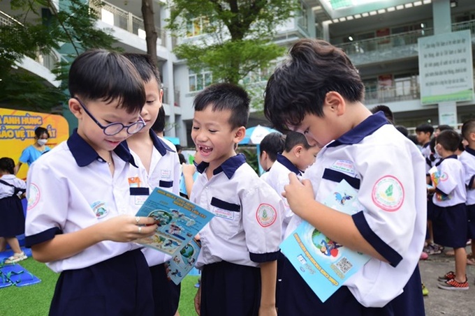 Phó Giám đốc Sở GD-ĐT TP.HCM Lê Hoài Nam yêu cầu 21 quận, huyện và TP Thủ Đức không yêu cầu người dân nộp hồ sơ giấy trong thời gian đăng ký hồ sơ trực tuyến, trừ trường hợp nộp cho trường khi thực hiện nhập học.
