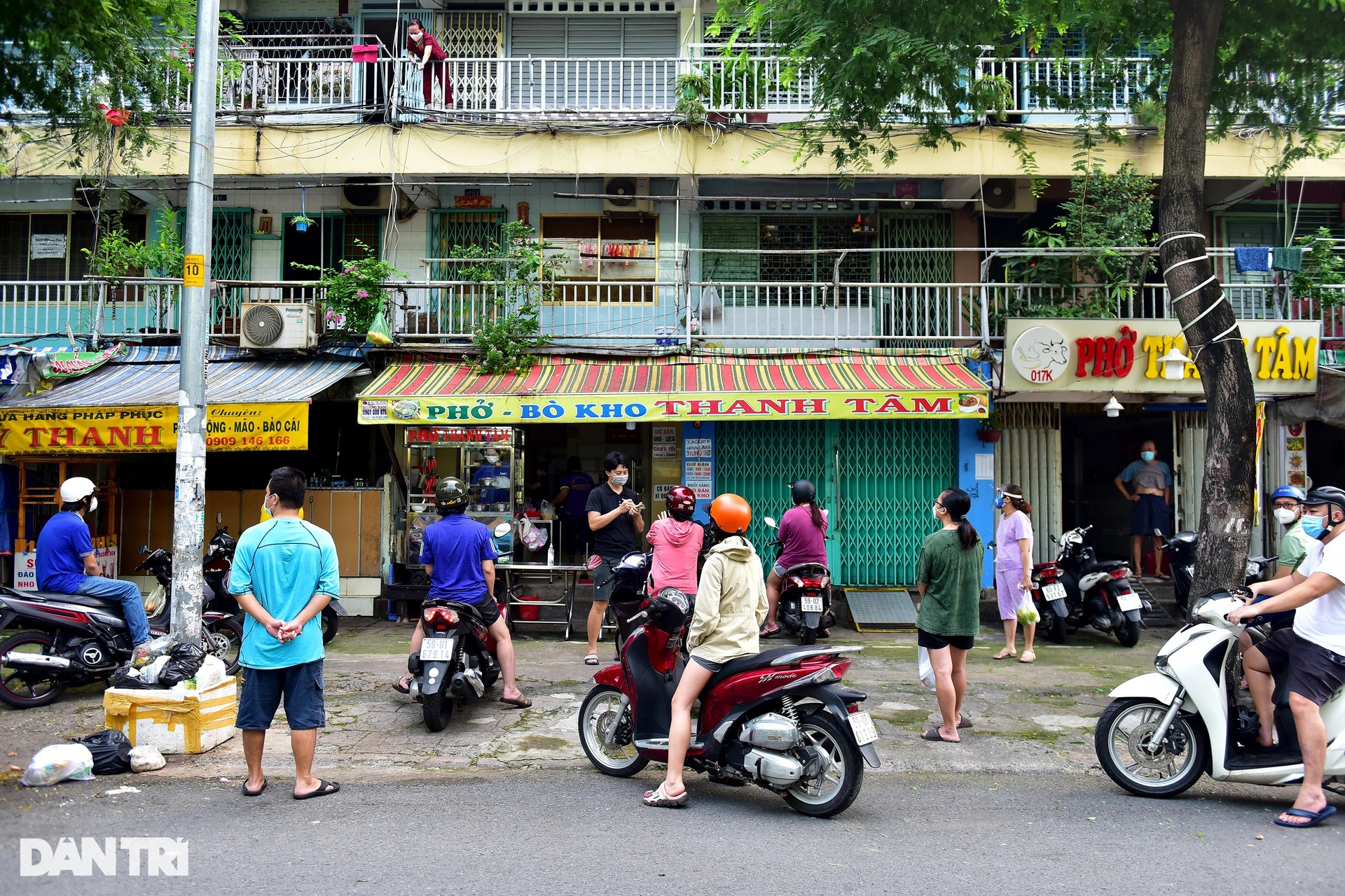 Người dân TPHCM xếp hàng mua đồ ăn sáng.jpeg Người dân TPHCM xếp hàng mua đồ ăn sáng.jpeg