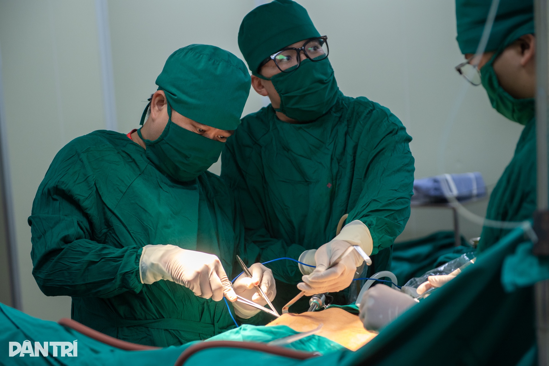 Xem bác sĩ dùng thanh titan uốn xương cho chàng trai lõm ngực - 4