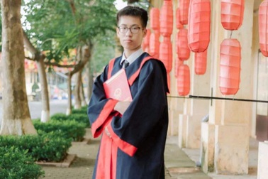 Thủ khoa 3 điểm 10 khối A00 của Hà Nội không dùng điện thoại