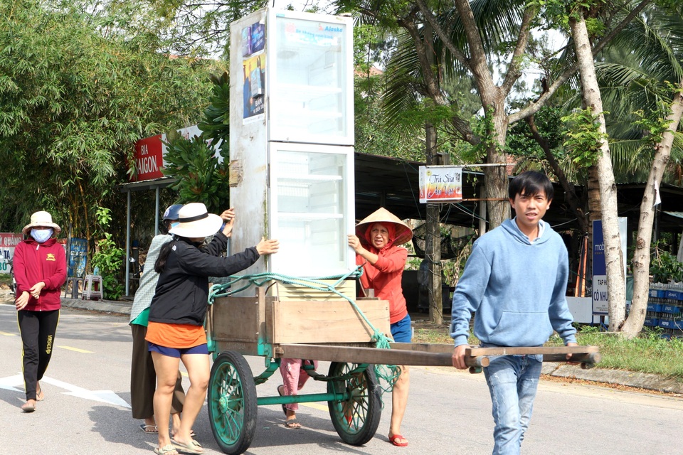 Người dân Quảng Nam hối hả chằng chống nhà “đón” bão - 1 Người dân Quảng Nam hối hả chằng chống nhà “đón” bão - 1