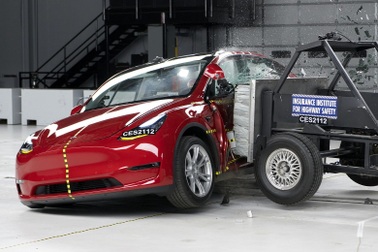 Chỉ cần cập nhật phần mềm, xe Tesla được nâng xếp hạng an toàn