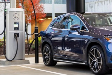 Mercedes đầu tư lắp trụ sạc nhanh ở các quán cà phê