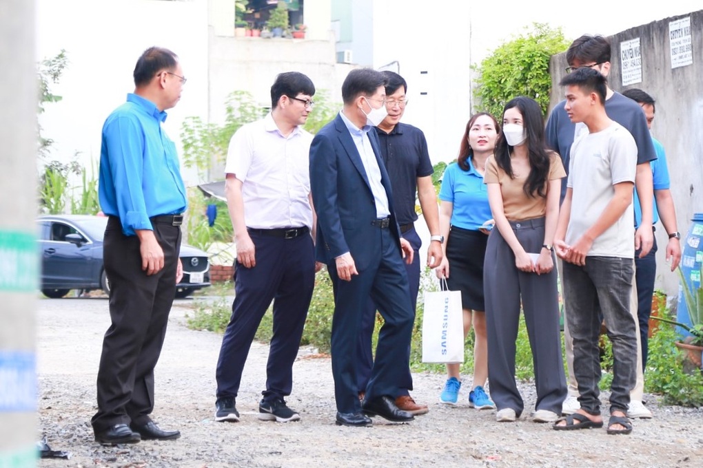 Xúc động hình ảnh giám đốc người Hàn đến nhà trọ chúc Tết công nhân - 1 Xúc động hình ảnh giám đốc người Hàn đến nhà trọ chúc Tết công nhân - 1