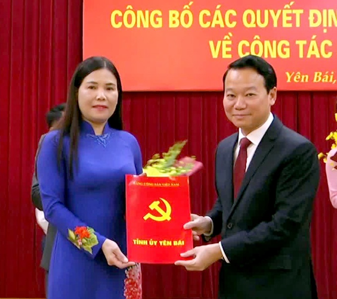 Bí thư Tỉnh ủy Đỗ Đức Duy trao quyết định, chúc mừng đồng chí Nguyễn Thị Bích Nhiệm.