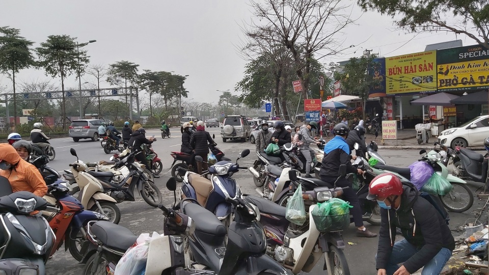 Dân Hà Nội đổ xô mua dưa hấu giải cứu nông dân các tỉnh phía Nam - 3 Dân Hà Nội đổ xô mua dưa hấu giải cứu nông dân các tỉnh phía Nam - 3