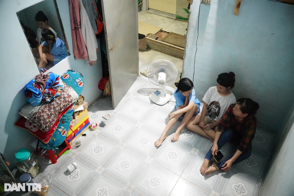 Công nhân giảm chi cho con út để lo học phí đầu năm cho con lớn - 3 Công nhân giảm chi cho con út để lo học phí đầu năm cho con lớn - 3