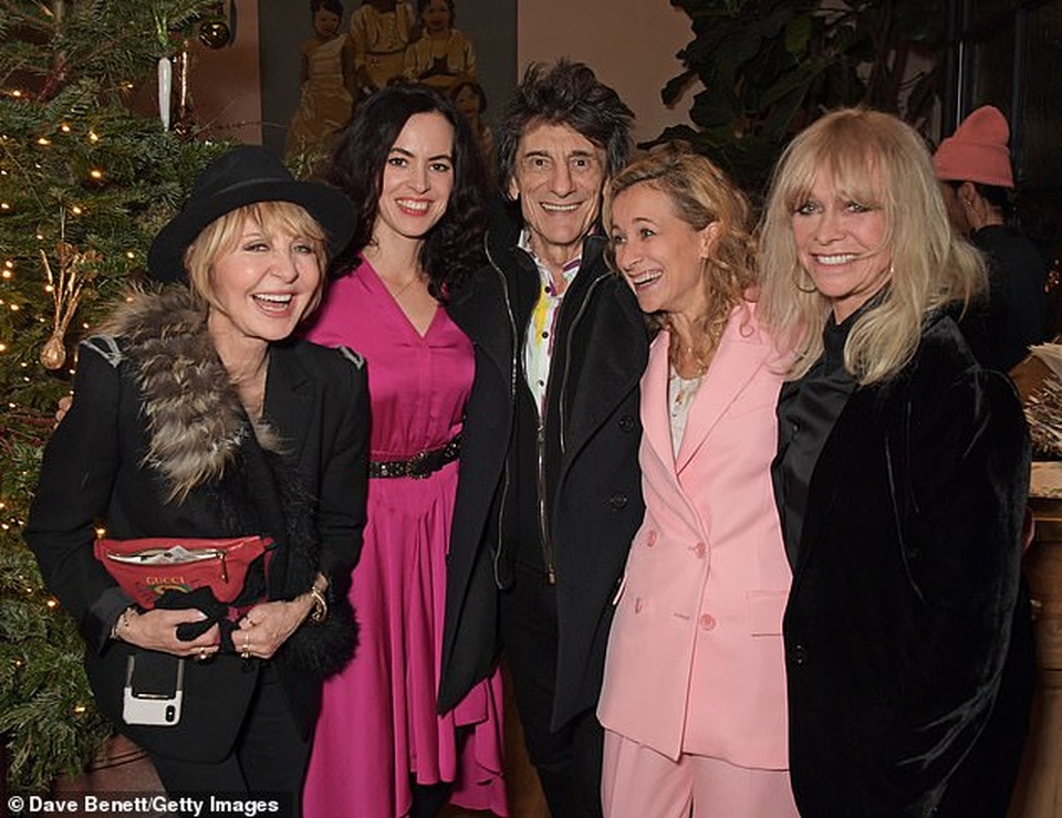 Ronnie Wood đưa vợ mới gặp vợ cũ - 6 Ronnie Wood đưa vợ mới gặp vợ cũ - 6