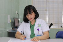 Nữ bác sĩ xinh đẹp gần 20 năm sống với "thế giới người điên"