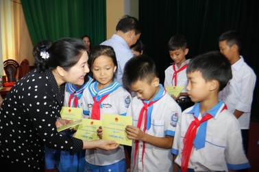 Trẻ em nghèo, hoàn cảnh khó khăn nhận học bổng, xe đạp đến trường