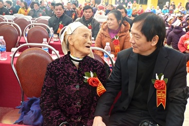 Bà mế người Dao nấu cơm cho Đại tướng Võ Nguyên Giáp