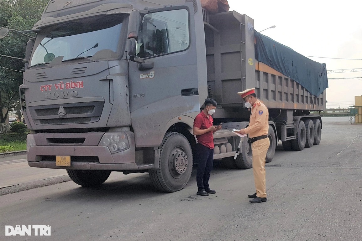 Các binh đoàn xe quá tải hết cửa xới nát những cung đường trọng yếu - 5 Các binh đoàn xe quá tải hết cửa xới nát những cung đường trọng yếu - 5