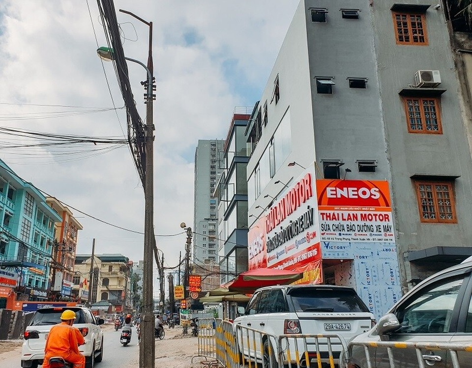 Nhà “siêu mỏng, siêu méo” đua nhau mọc trên đường đang mở rộng ở Thủ đô - 4 Nhà “siêu mỏng, siêu méo” đua nhau mọc trên đường đang mở rộng ở Thủ đô - 4