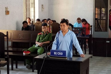 Giờ trò đồi bại với bạn của con gái, yêu râu xanh lãnh 11 năm tù