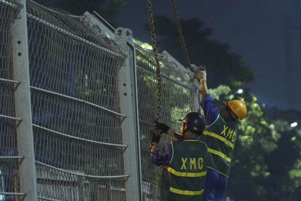 Hà Nội: Công nhân xuyên đêm tháo dỡ hàng rào đường đua F1 - 9 Hà Nội: Công nhân xuyên đêm tháo dỡ hàng rào đường đua F1 - 9