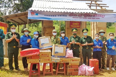 Tỉnh Đoàn tặng quà hỗ trợ các chốt biên phòng trên biên giới Việt – Lào