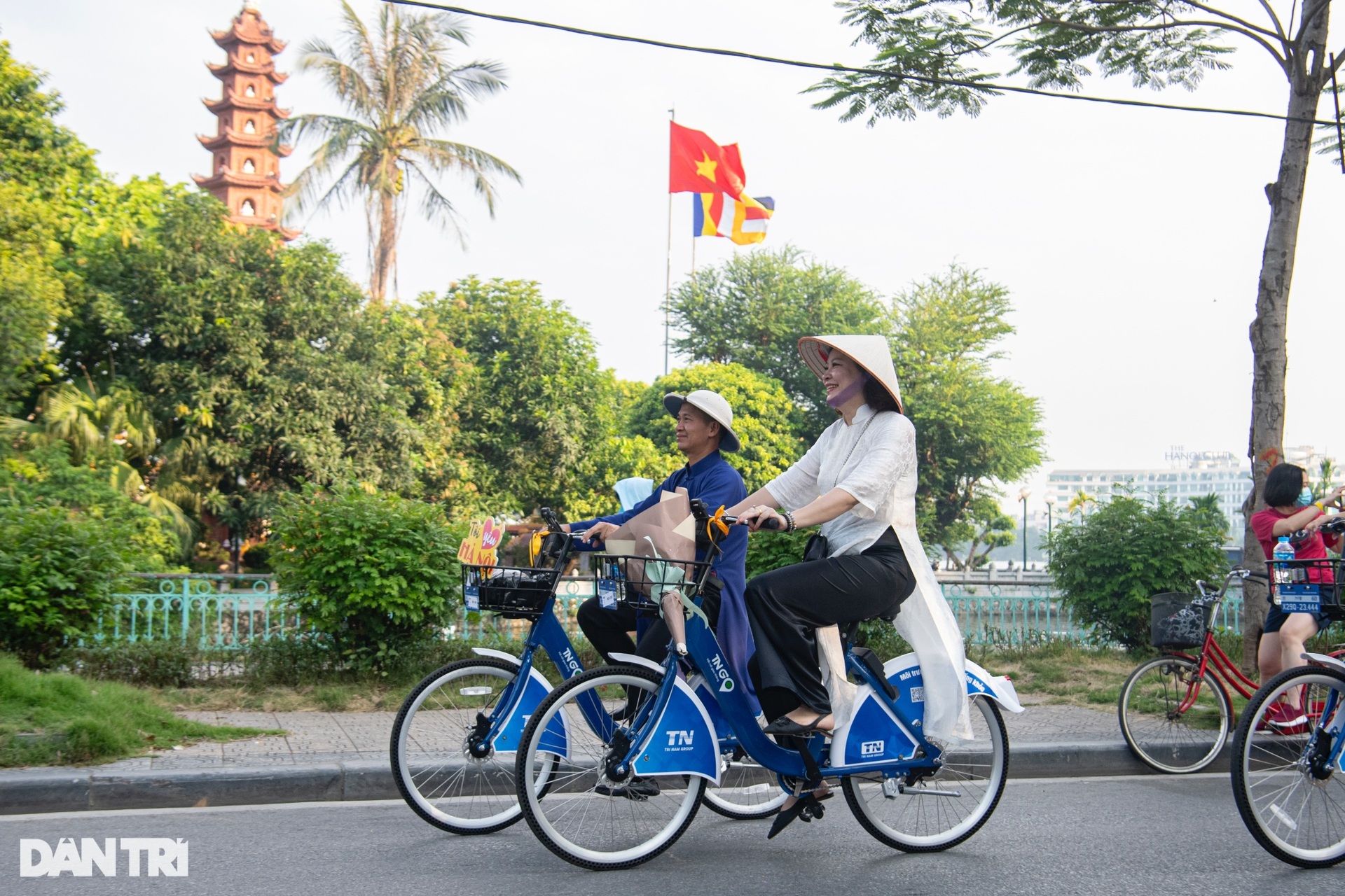 Hơn 100 người mặc áo dài, đạp xe diễu hành qua các di sản Hà Nội - 8