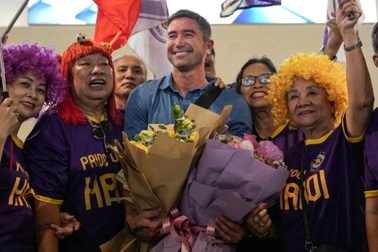 Cựu danh thủ Liverpool Harry Kewell có mặt tại Hà Nội
